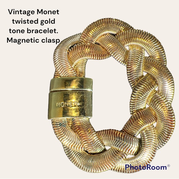 2️⃣0️⃣5️⃣ Vintage Monet Magnetic Clasp gold toned bracelet. 8”. Gently preowned.